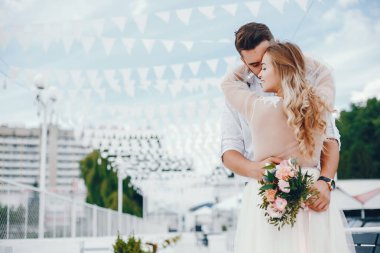 Bir parkta kocası ile güzel gelin