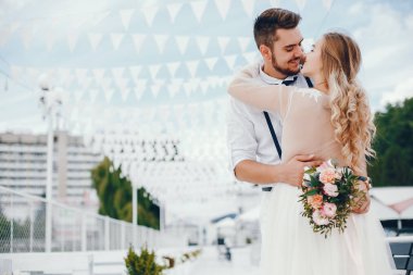 Bir parkta kocası ile güzel gelin