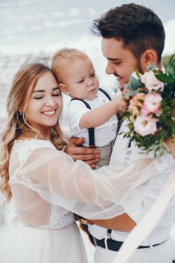 Sevimli küçük oğlu ile güzel bir aile