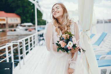 Uzun beyaz bir gelinlik güzel gelin