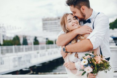 Bir parkta kocası ile güzel gelin