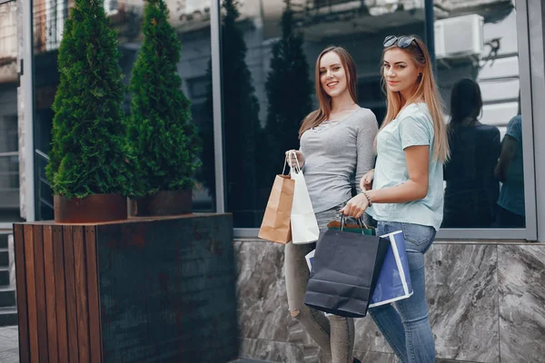 可爱的女孩与购物袋在一个城市 — 图库照片