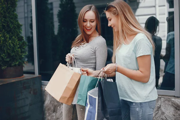 Filles mignonnes avec sac à provisions dans une ville — Photo