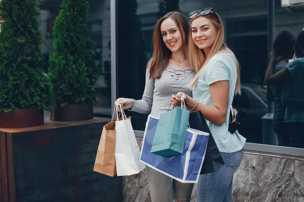 Aranyos lányok bevásárlótáska a városban — Stock Fotó