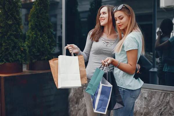 Chicas lindas con bolsa de compras en una ciudad —  Fotos de Stock