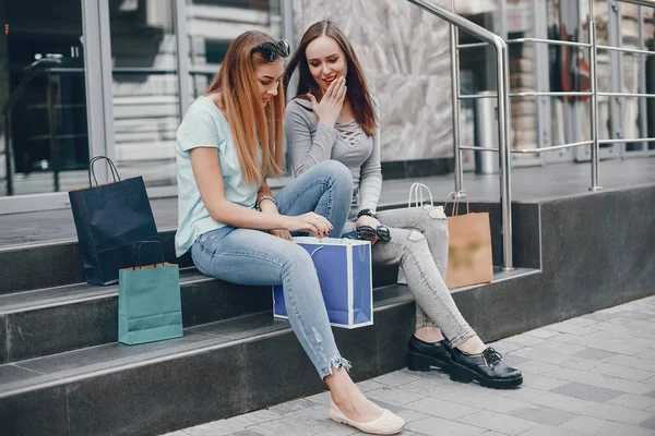 Söta flickor med shopping väska i en stad — Stockfoto