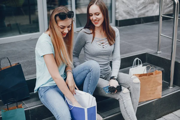 Söta flickor med shopping väska i en stad — Stockfoto