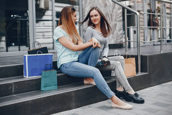 Meninas bonitos com saco de compras em uma cidade — Fotografia de Stock