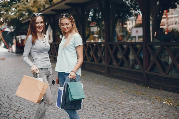 Śliczne dziewczyny z torbą na zakupy w mieście — Zdjęcie stockowe