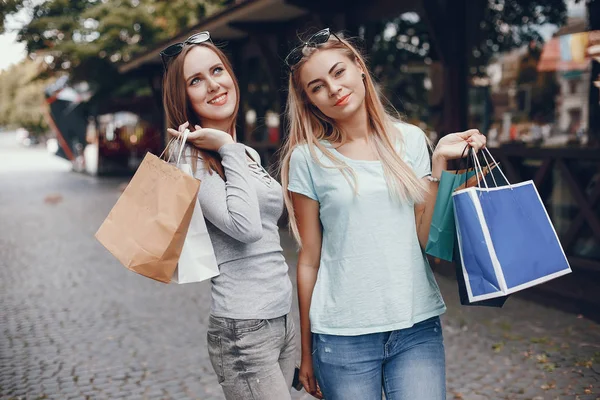 Aranyos lányok bevásárlótáska a városban — Stock Fotó