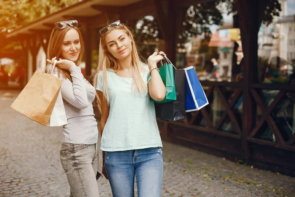 Filles mignonnes avec sac à provisions dans une ville — Photo