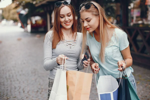 Leuke meiden met boodschappentas in een stad — Stockfoto