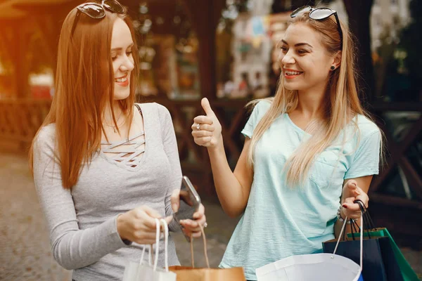 Śliczne dziewczyny z torbą na zakupy w mieście — Zdjęcie stockowe