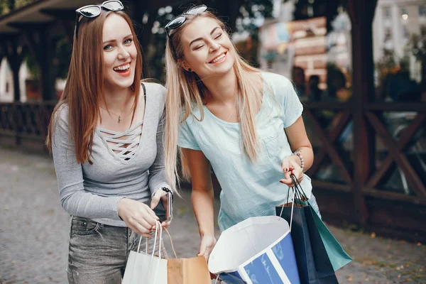 Leuke meiden met boodschappentas in een stad — Stockfoto