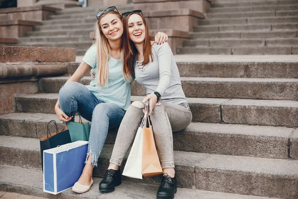 Meninas bonitos com saco de compras em uma cidade — Fotografia de Stock