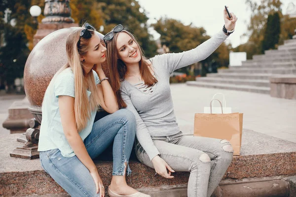 Meninas bonitos com saco de compras em uma cidade — Fotografia de Stock