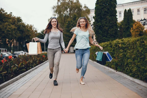 Bir şehirde alışveriş çantası ile sevimli kızlar — Stok fotoğraf