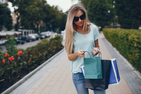 Nettes Mädchen mit Einkaufstasche in einer Stadt — Stockfoto