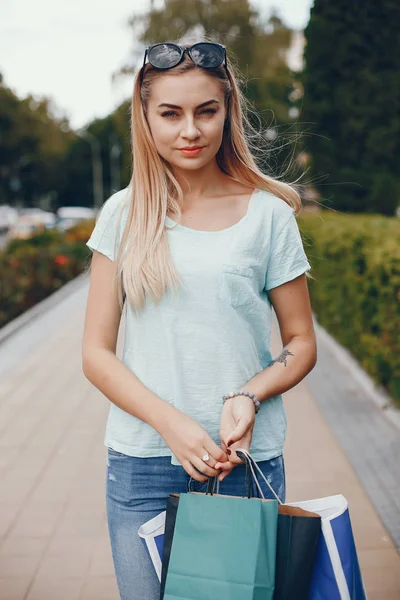 Nettes Mädchen mit Einkaufstasche in einer Stadt — Stockfoto