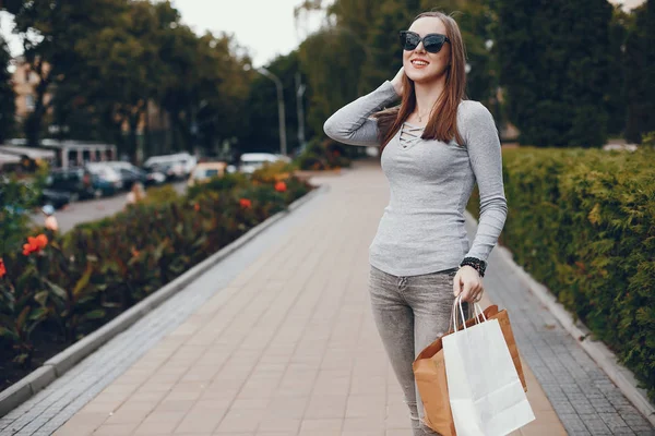 Nettes Mädchen mit Einkaufstasche in einer Stadt — Stockfoto