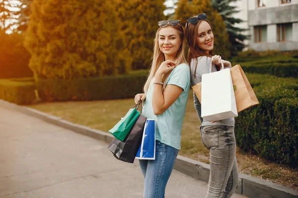 Cute girls with shopping bag in a city — Stock Photo, Image