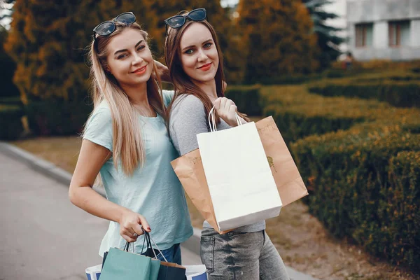 Meninas bonitos com saco de compras em uma cidade — Fotografia de Stock