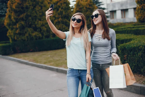 Cute girls with shopping bag in a city — Stock Photo, Image