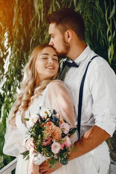 Gyönyörű menyasszony férjével egy parkban — Stock Fotó
