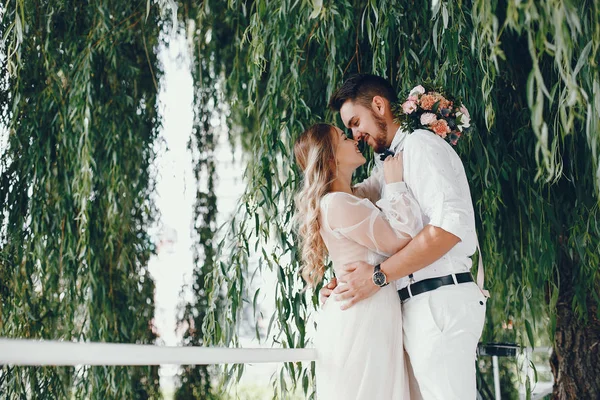 Bella sposa con suo marito in un parco — Foto Stock