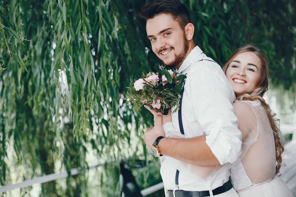 Bella sposa con suo marito in un parco — Foto Stock