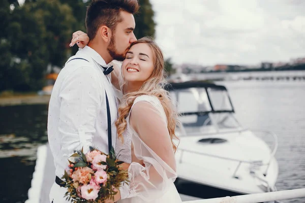 Schöne Braut mit ihrem Mann in einem Park — Stockfoto