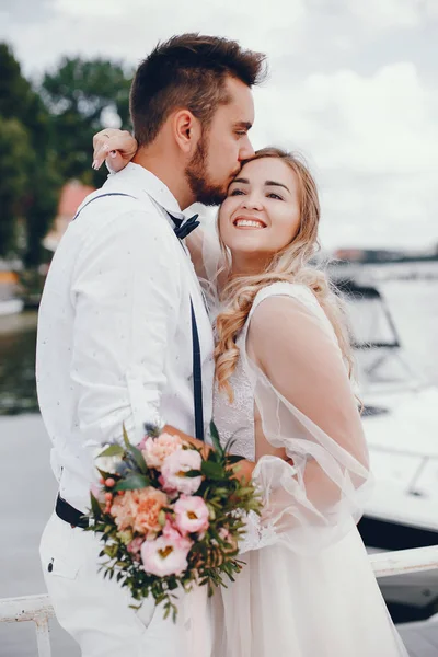 Bela noiva com o marido em um parque — Fotografia de Stock