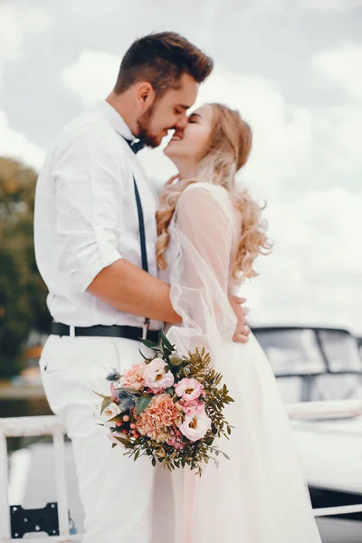 Bela noiva com o marido em um parque — Fotografia de Stock