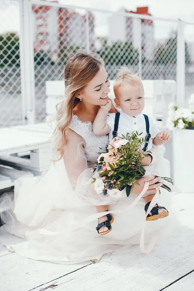 Hermosa madre en un vestido blanco largo — Foto de Stock