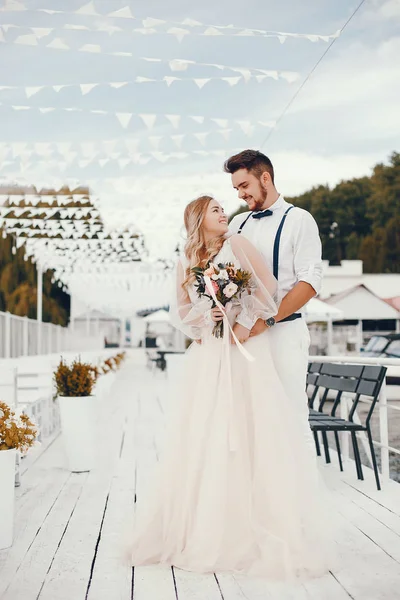 Mooie bruid met haar man in een park — Stockfoto