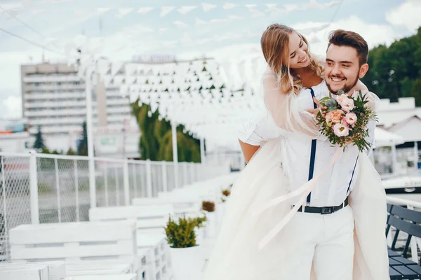 Bela noiva com o marido em um parque — Fotografia de Stock