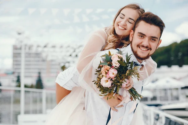 Mooie bruid met haar man in een park — Stockfoto