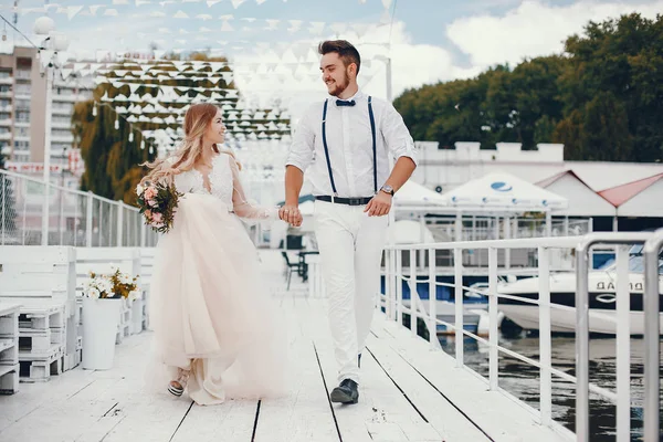 Schöne Braut mit ihrem Mann in einem Park — Stockfoto