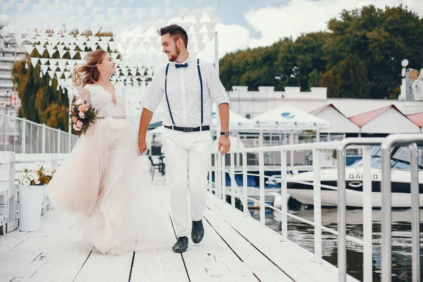 Bella sposa con suo marito in un parco — Foto Stock