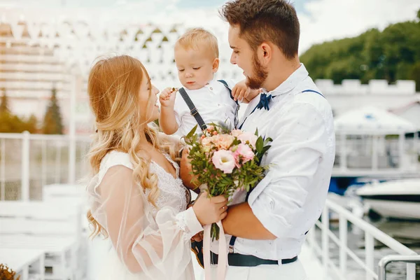 Bella famiglia con il piccolo figlio carino — Foto Stock