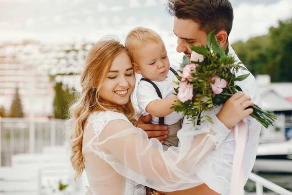 Família bonita com filho pequeno bonito — Fotografia de Stock