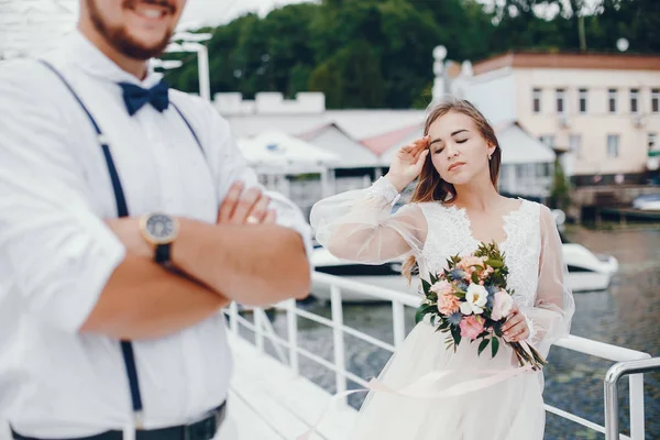 Bela noiva com o marido em um parque — Fotografia de Stock