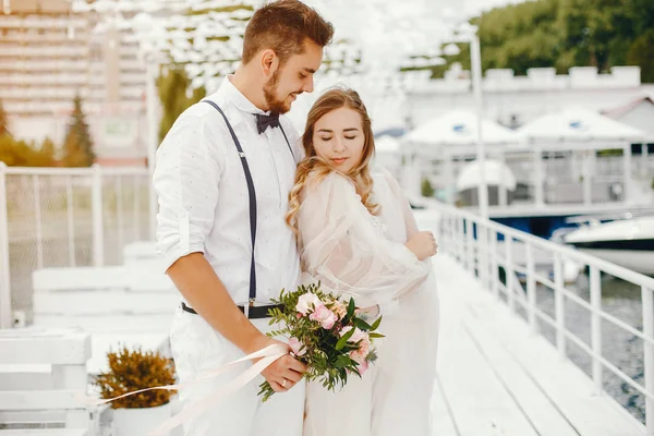 Bella sposa con suo marito in un parco — Foto Stock