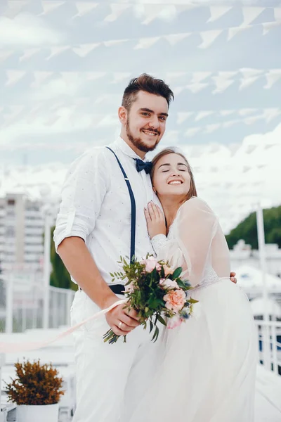 Красивая невеста с мужем в парке — стоковое фото