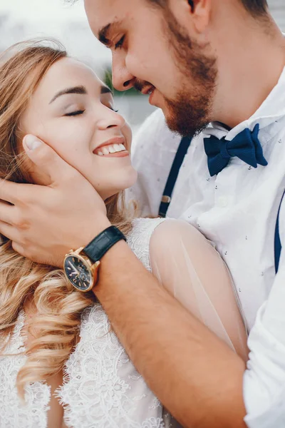 Belle mariée avec son mari dans un parc — Photo