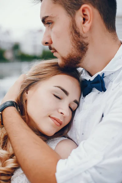 Bela noiva com o marido em um parque — Fotografia de Stock