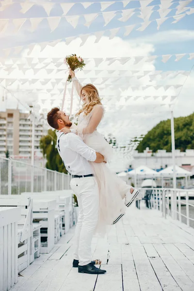 Schöne Braut mit ihrem Mann in einem Park — Stockfoto