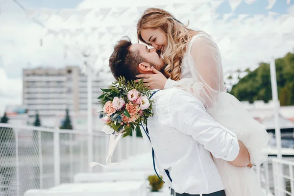 Krásná nevěsta se svým manželem v parku — Stock fotografie