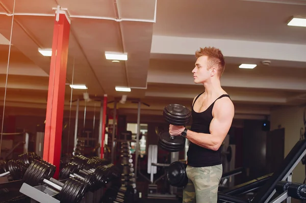 Deportes manl en un gimnasio —  Fotos de Stock