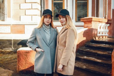 İki güzel kız yakın bina